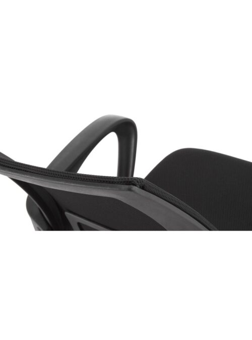 silla de color negro con apoya brazos