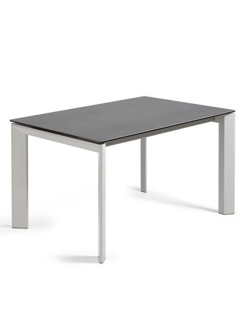 mesa negra con patas metálicas