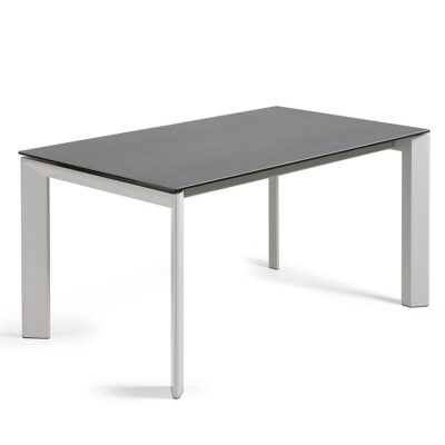 mesa negra con patas de acero