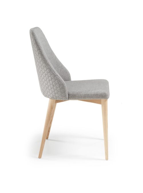 silla Rosie gris claro y patas de madera de fresno