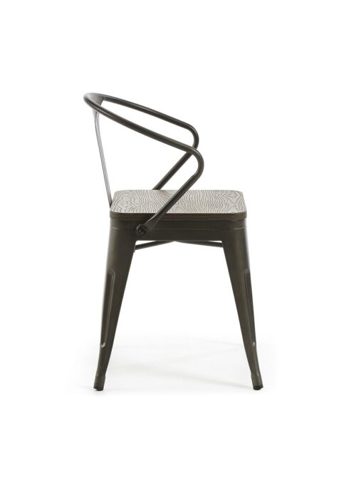 silla de metal negra con detalle de madera