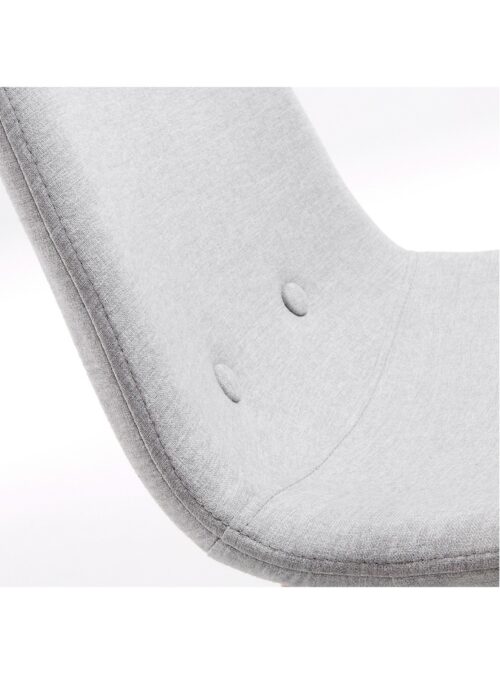 silla de tela de color gris