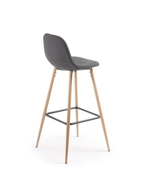 silla gris alta con patas de madera