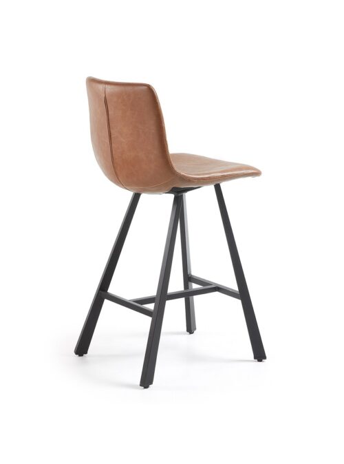 silla de color cafe con patas altas de madera barnizadas