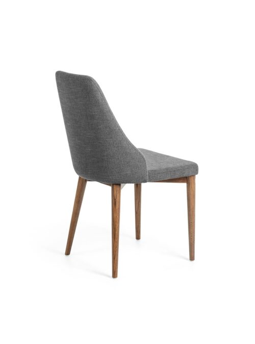 silla de color gris de un Angulo diferente