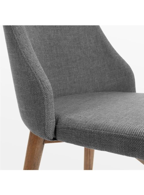 silla de madera con espaldar gris