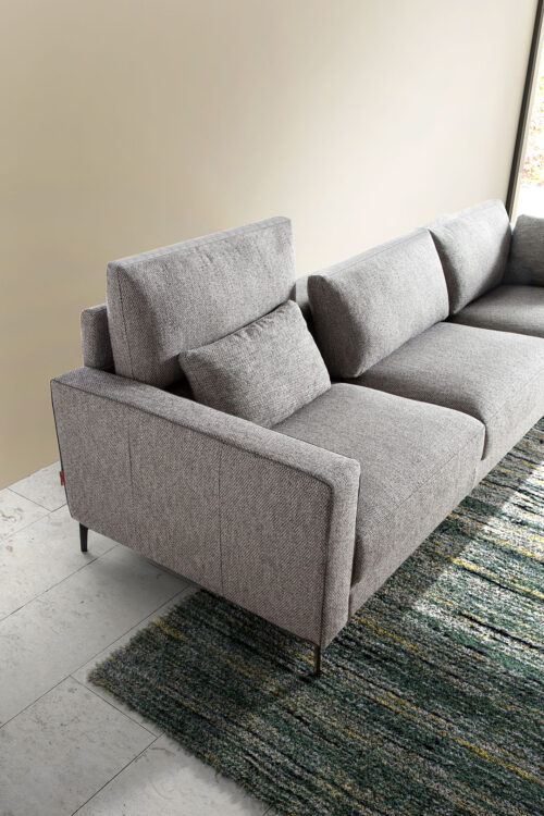 sofa de tres plazas de color gris con cojines