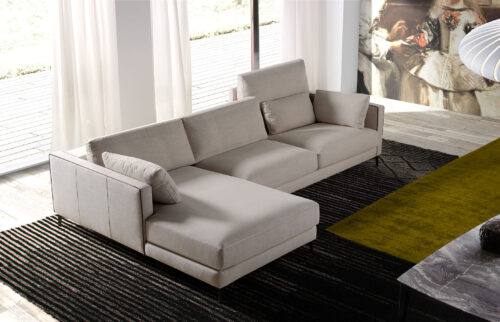 amplio sofá blanco sobre alfombra de color negro en una sala