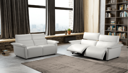 sofas de color blanco de piel en amplio salon
