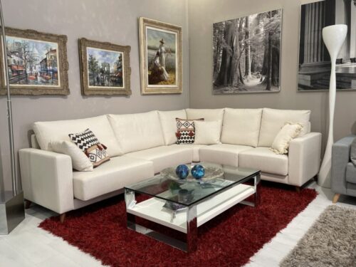 sofá blanco con cojines sobre alfombra roja
