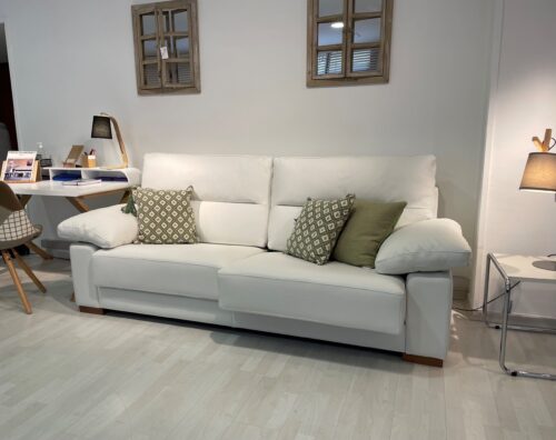 sofa blanco de dos plazas con cojines verdes en una sala