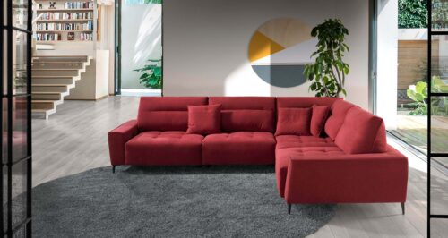 sofa amplio esquinero con cojines en una sala
